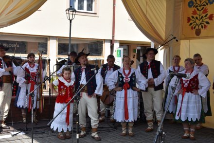 Piąty dzień Tygodnia Kultury Beskidzkiej w Wiśle - występy na małej estradzie na Pl. B. Hoffa - Zespół Dudoski z Międzyrzecza Górnego